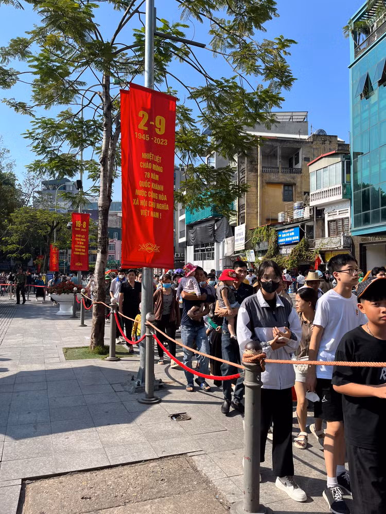 Họ đến đây từ nhiều tỉnh thành khác nhau nhưng tất cả đều có chung tình yêu và tấm lòng thành kính với Chủ tịch Hồ Chí Minh kính yêu.