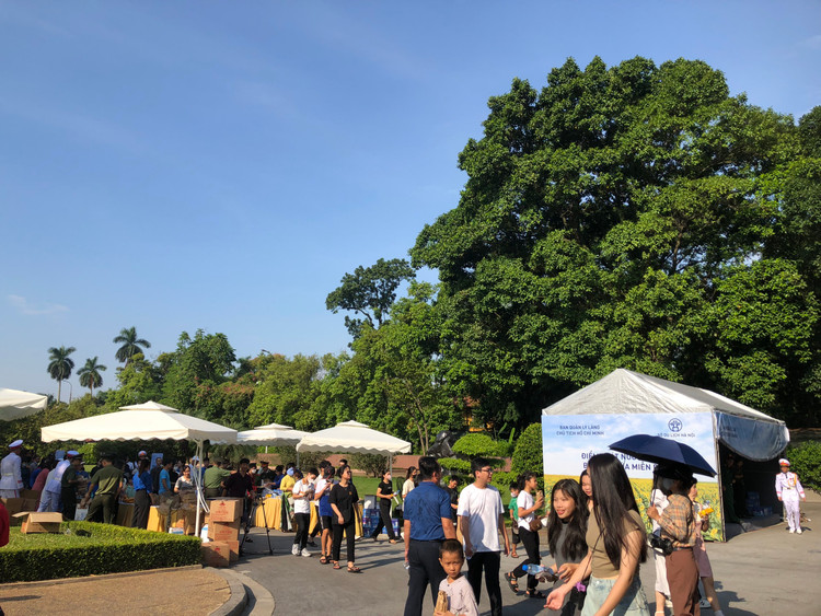 Ban Quản lý Lăng Chủ tịch Hồ Chí Minh dành tặng những phần quà gồm nước uống, bánh ngọt cho mỗi người sau khi vào Lăng viếng Chủ tịch Hồ Chí Minh.