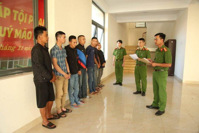 Nhóm 7 đối tượng cá độ bóng đá tại quán cà phê bị Công an huyện Cư M’gar bắt giữ.