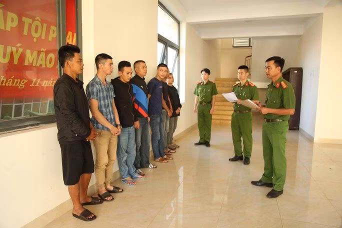 Nhóm 7 đối tượng cá độ bóng đá tại quán cà phê bị Công an huyện Cư M’gar bắt giữ.