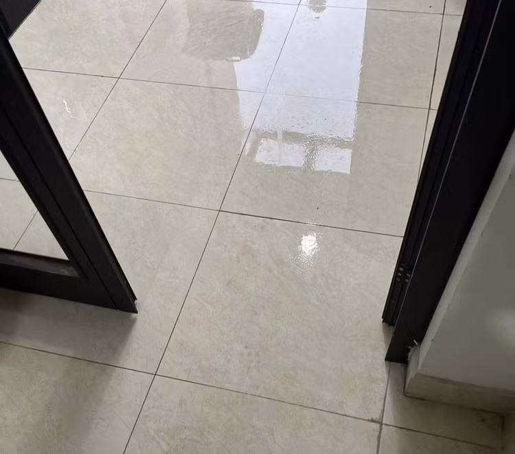 Sàn nhà mùa nồm. Ảnh minh họa