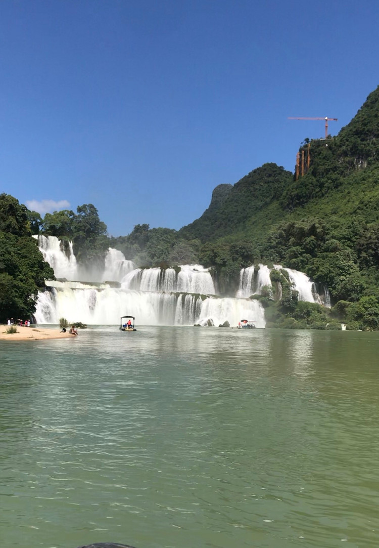 Thác Bản Giốc. Ảnh Thu Trang