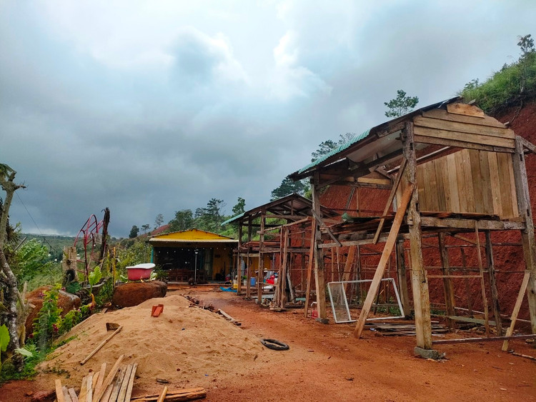 Ông Nguyễn Lê Nguyên Thành bất chấp pháp luật, cho xẻ núi, bạt đồi làm homestay.