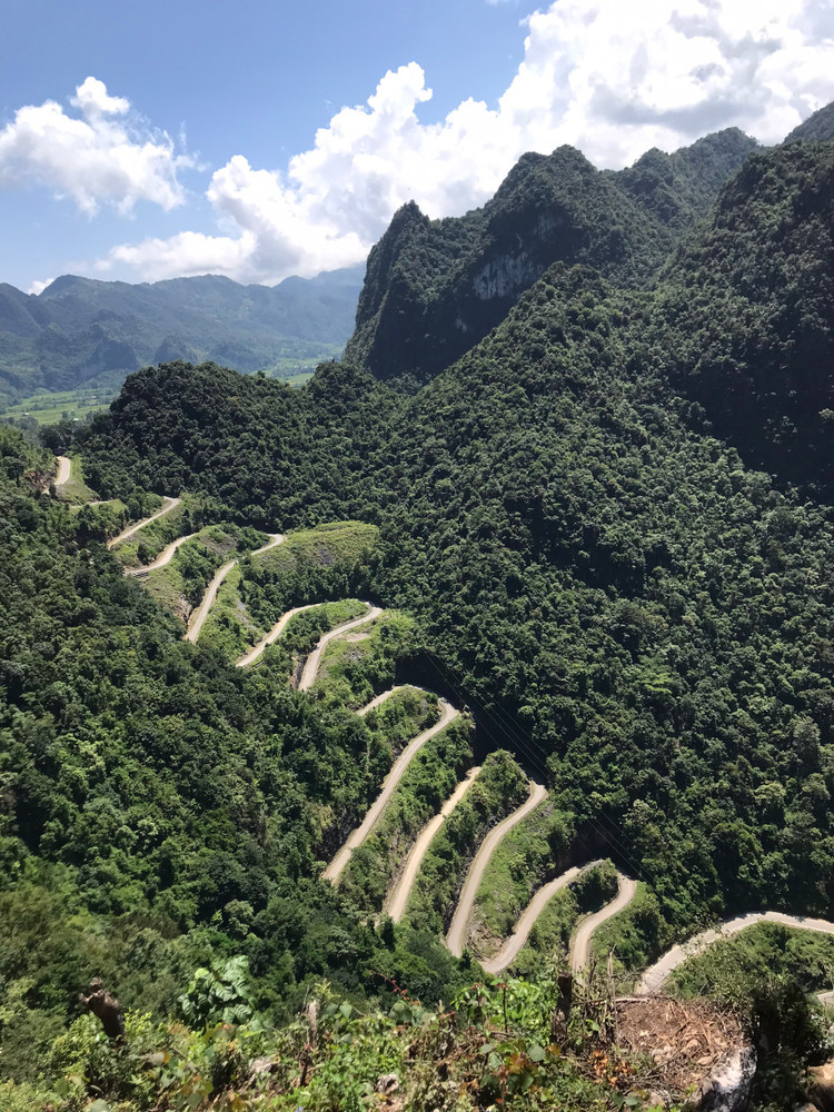 Chinh phục đèo Mẻ Pia. Ảnh Thu Trang