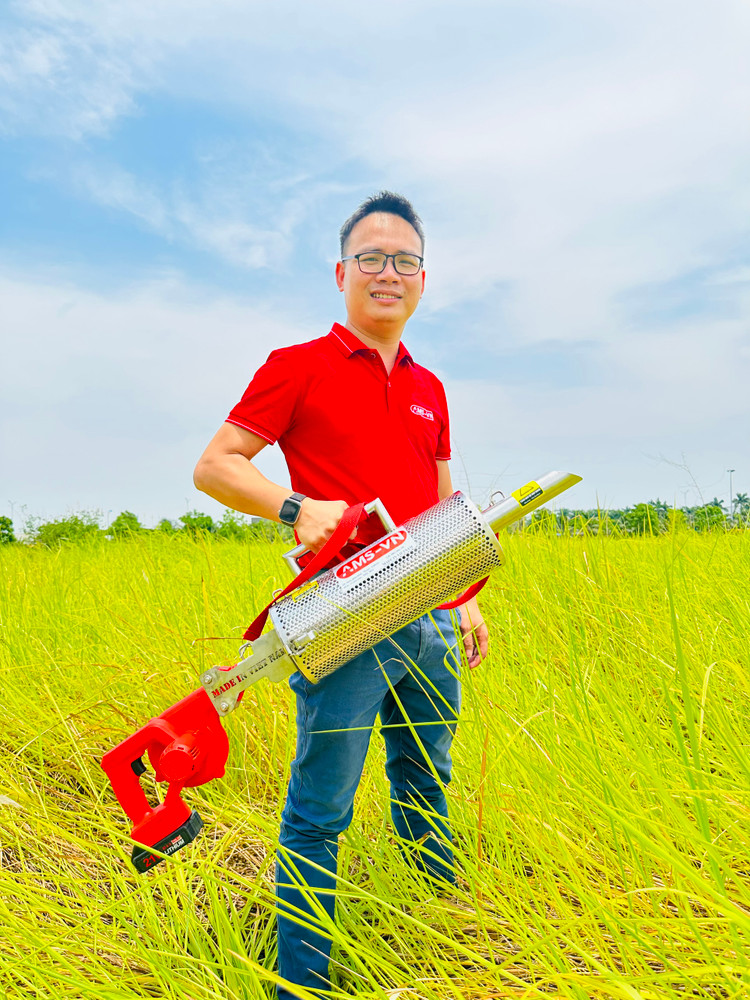 Anh Bùi Văn Tùng và sản phẩm súng phun khói diệt chuột