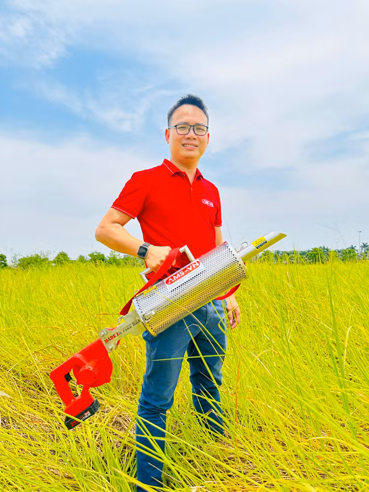 Anh Bùi Văn Tùng và sản phẩm súng phun khói diệt chuột