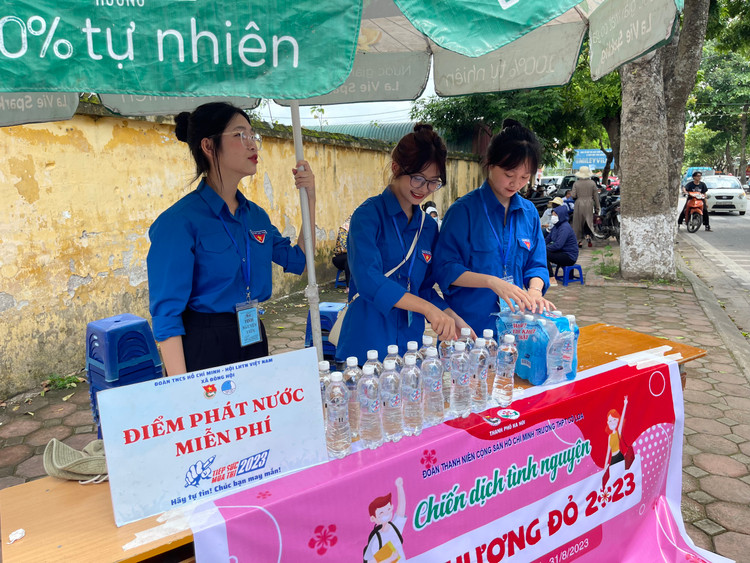 Thu Hằng, đoàn viên thanh niên tại xã Đông Hội, Đông Anh, Hà Nội tham gia “Tiếp sức mùa thi” ở điểm trường THPT Cổ Loa, Đông Anh, Hà Nội. Đây là năm thứ 2 cô gái trẻ tham gia tiếp sức sĩ tử. Thu Hằng chia sẻ &quot; Là một thanh niên, em luôn vui vẻ, tích cực, lạc quan, không ngại khó, ngại khổ khi làm công tác tình nguyện để tạo cho lối sống trách nhiệm cho chính bản thân và xã hội. Hãy đi, hãy làm, hãy sống hết mình để hiểu điều ấy bởi chúng ta đang có những năm tháng đẹp nhất của cuộc đời, những năm tháng của tuổi trẻ để nghe tinh thần tình nguyện dạt dào trong tim.&quot;