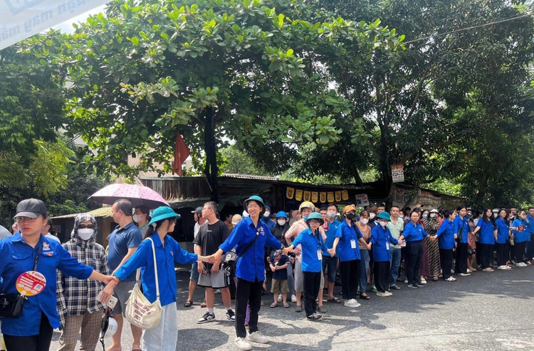 “Đội hình giao thông xanh” phối hợp với lực lượng công an hướng dẫn, phân luồng, bảo đảm an toàn giao thông tại điểm thi THCS Thụy Lâm (Đông Anh, Hà Nội)