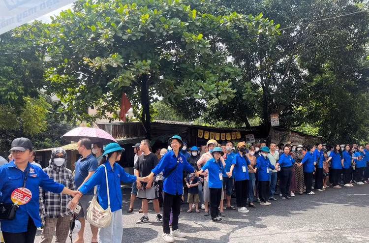 “Đội hình giao thông xanh” phối hợp với lực lượng công an hướng dẫn, phân luồng, bảo đảm an toàn giao thông tại điểm thi THCS Thụy Lâm (Đông Anh, Hà Nội)