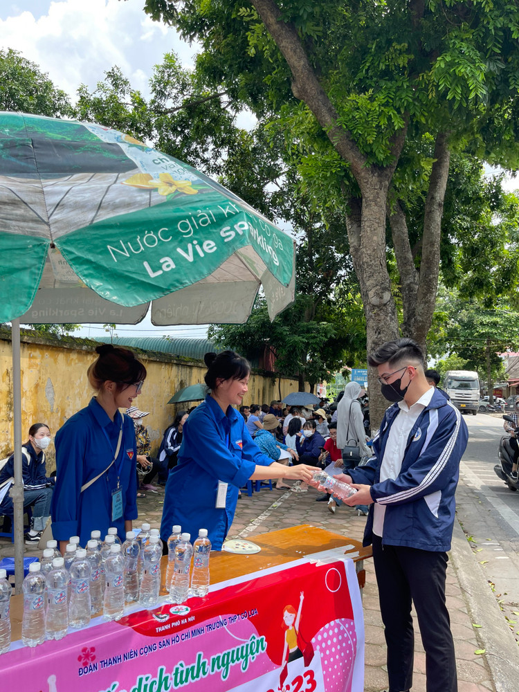 Màu &quot;áo xanh&quot; góp phần động viên, khích lệ tinh thần các thí sinh trước khi bước vào phòng thi. Hoạt động của thanh niên, sinh viên tình nguyện góp phần làm giảm bớt lo lắng, động viên tinh thần, tiếp thêm sức mạnh, nghị lực và niềm tin để các thí sinh vượt &quot;vũ môn&quot;.
