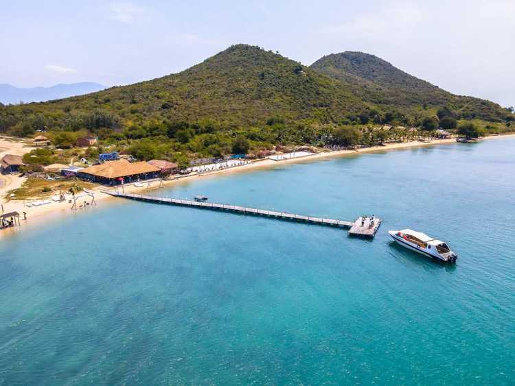 Sống ảo bên cây cầu Ngọc Trai. Ảnh Duy Tùng