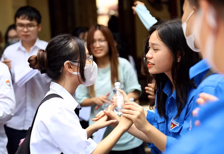 Những cái nắm tay của đội tình nguyện viên là lời động viên giúp các thí sinh có động lực và giảm bớt căng thẳng cho kỳ thi.