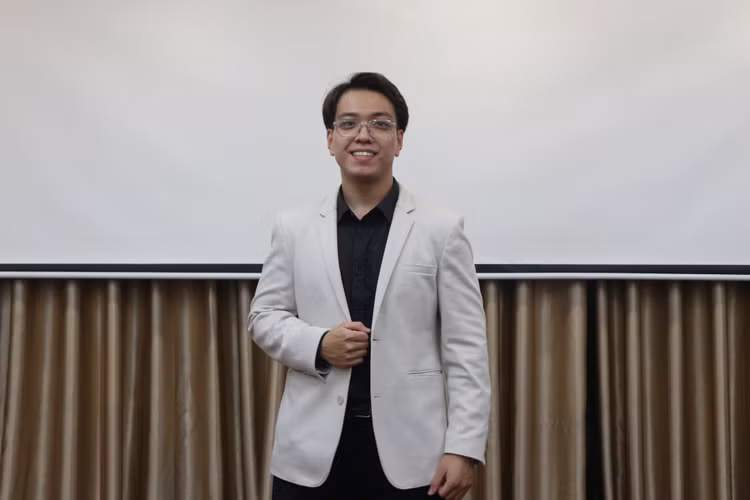 Nguyễn Chí Quang Bảo là sinh viên lớp K64D1 Hoá Dược Chất lượng cao, khoa Hoá học, Trường Đại học Khoa học Tự nhiên (Đại học Quốc gia Hà Nội).