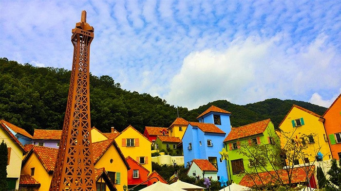 Làng Pháp Petite là ngôi làng mang màu sắc “Tây”, mô phỏng một làng quê Pháp trong câu chuyện “Hoàng tử bé”. Ngôi làng nằm trên con đường du lịch sầm uất dẫn đến Gapyeong, đảo Nami và Garden of Morning Calm. Ở đây có một công viên chủ đề, một đài tưởng niệm Saint Jean Perry - tác giả bộ tiểu thuyết Pháp nổi tiếng “Hoàng tử bé”, một phòng trưng bày các tác phẩm điêu khắc và Gà trống Gô-loa - biểu tượng quốc gia của Pháp, cùng nhiều gian hàng lưu niệm thú vị. Ảnh Luhanhvietnam Làng Pháp Petite là ngôi làng mang màu sắc “Tây”, mô phỏng một làng quê Pháp trong câu chuyện “Hoàng tử bé”. Ngôi làng nằm trên con đường du lịch sầm uất dẫn đến Gapyeong, đảo Nami và Garden of Morning Calm. Ở đây có một công viên chủ đề, một đài tưởng niệm Saint Jean Perry - tác giả bộ tiểu thuyết Pháp nổi tiếng “Hoàng tử bé”, một phòng trưng bày các tác phẩm điêu khắc và Gà trống Gô-loa - biểu tượng quốc gia của Pháp, cùng nhiều gian hàng lưu niệm thú vị. Ảnh Luhanhvietnam