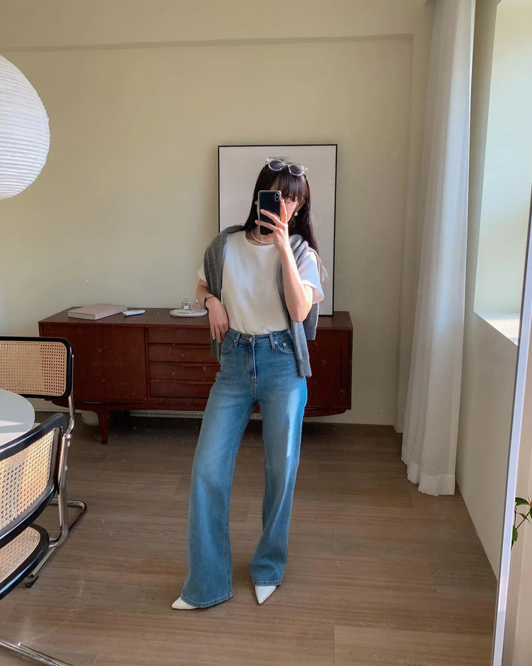 Áo thun trắng và quần jeans là bộ đôi thời trang quen thuộc. Hai món đồ này sẽ giúp bạn có vẻ ngoài trẻ trung, năng động.