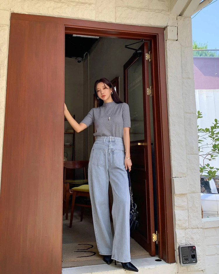 Áo cộc len kết hợp rất ăn ý với quần jeans, giúp bạn có được bộ trang phục trẻ trung, nữ tính.