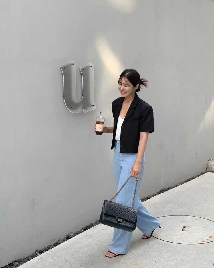 Áo blazer là biểu tượng cho sự thanh lịch và tinh tế. Khi muốn tăng thêm vẻ sang xịn mịn, đúng chất công sở cho set quần jeans, chị em nên kết hợp cùng áo blazer.