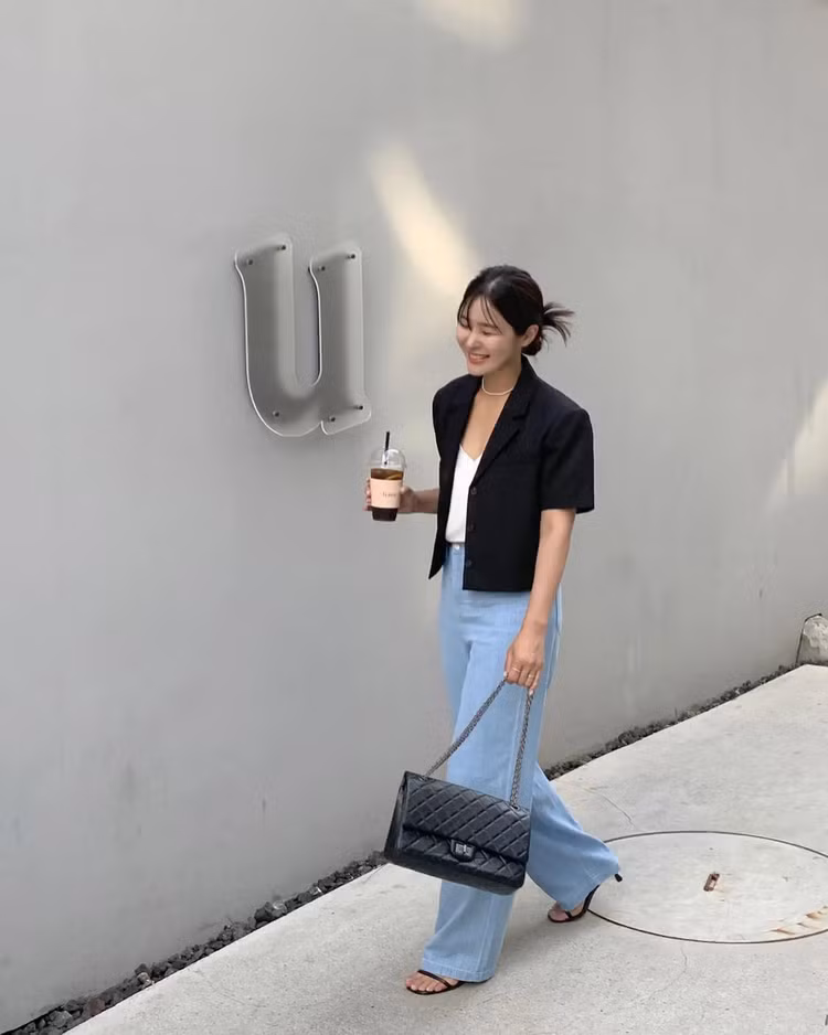 Áo blazer là biểu tượng cho sự thanh lịch và tinh tế. Khi muốn tăng thêm vẻ sang xịn mịn, đúng chất công sở cho set quần jeans, chị em nên kết hợp cùng áo blazer.