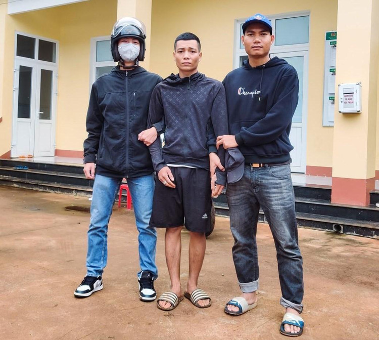 Đối tượng Y Mily (ở giữa) tại trụ sở Công an xã Cư Né, huyện Krông Búk.