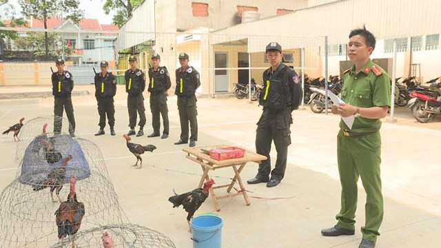 Tại hiện trường, công an thu giữ 8 con gà, gần 50 triệu đồng, 3 ôtô, hơn 20 chiếc xe máy.