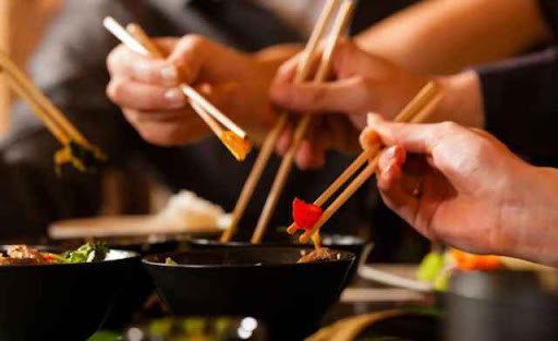 Chấm chung bát nước mắm. Ảnh minh họa