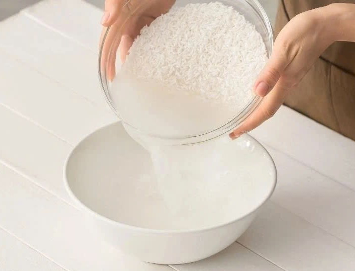 Với thành phần vitamin nhóm B đặc biệt là B5 có trong nước vo gạo, chúng có tác dụng giúp phục hồi da rất hiệu quả. Ảnh SK&amp;ĐS