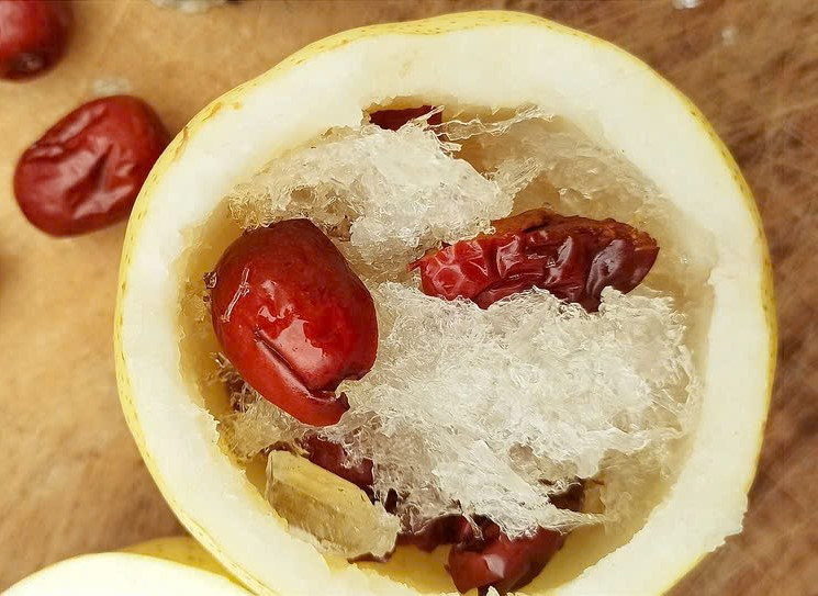 Lê hấp đường phèn trị họ vừa thơm ngon lại giàu dinh dưỡng. Ảnh Internet