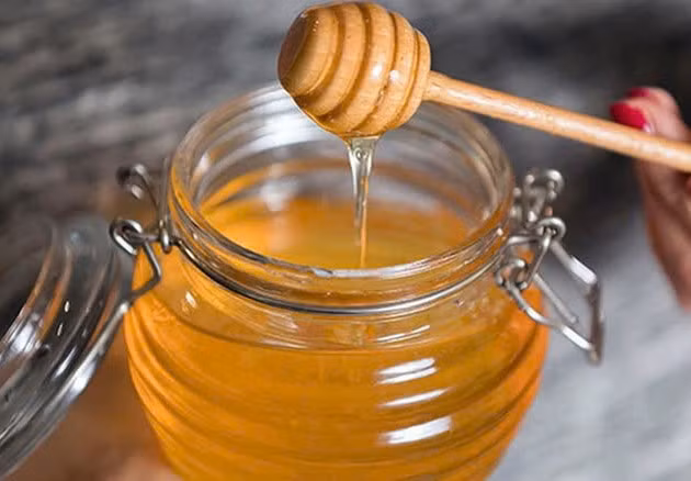 Mật ong là một loại gia vị phổ biến trong ẩm thực hàng ngày và chứa nhiều chất dinh dưỡng quan trọng. Ảnh minh họa