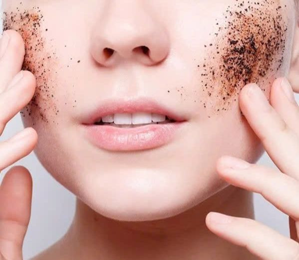 Việc tẩy tế bào chết sẽ giúp lấy đi các bụi bẩn, lớp sừng bám trên bề mặt da, các tế bào chết và trả lại bạn một làn da tươi mới. Ảnh minh họa