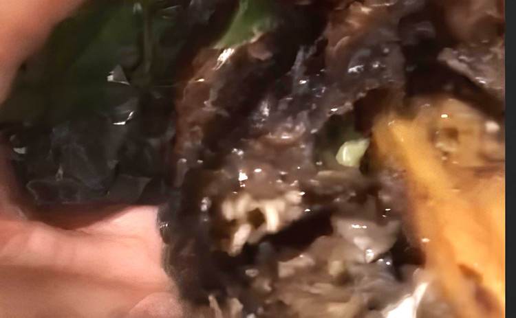 Cá lóc nướng có dòi bò lúc nhúc trong clip được người dân đăng tải lên MXH.
