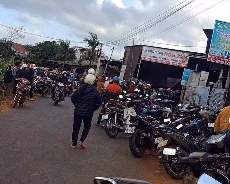 Nhiều người dân kéo đến đại lý cà phê đòi tiền ký gửi.