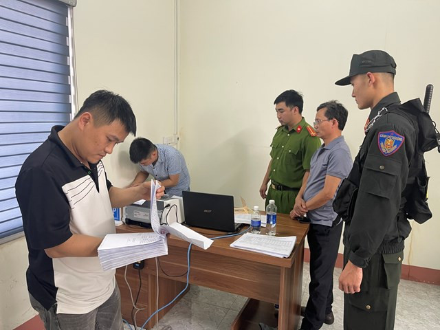 Cơ quan công an khám xét nơi làm việc của Giám đốc Trung tâm Đăng kiểm xe cơ giới 47-06D.