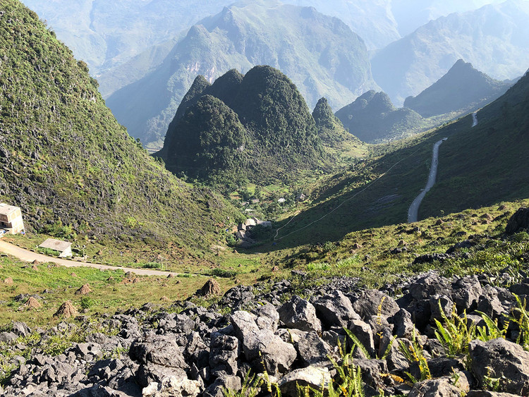 Mỗi mùa, cao nguyên đá mang một vẻ đẹp riêng. Đá dựng thành những hàng rào vững chắc, uốn lượn ôm trọn lấy những ngôi nhà nhỏ, những nương ngô, nương rau. Những viên đá vốn thô ráp, gồ ghề, đầy góc cạnh đã được bàn tay tài hoa của những người đàn ông trong gia đình lựa chọn, sắp xếp một cách khéo léo mà không cần dùng tới xi măng hay bất cứ chất liệu kết dính nào khác để tạo thành những hàng rào đá vững chãi, chắc chắn và độc đáo. Bởi vậy, mà người ta thường nói rằng hàng rào đá của người Mông thể hiện sự chu đáo của người đàn ông với gia đình. Hàng rào đá càng đẹp, càng cao thì càng chứng minh được ngôi nhà ấy có một người đàn ông trụ cột tuyệt vời. Ảnh Internet