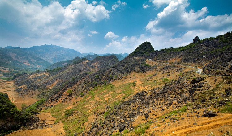 Vượt qua khoảng 150km đường đèo một bên là vực sâu hun hút, một bên là những dãy núi đá tai mèo với những khúc cua tay áo khá nguy hiểm, khung cảnh hùng vĩ của cao nguyên đá Đồng Văn dần hiện ra, ẩn hiện trong sương khói. Ảnh Quỳnh Trâm