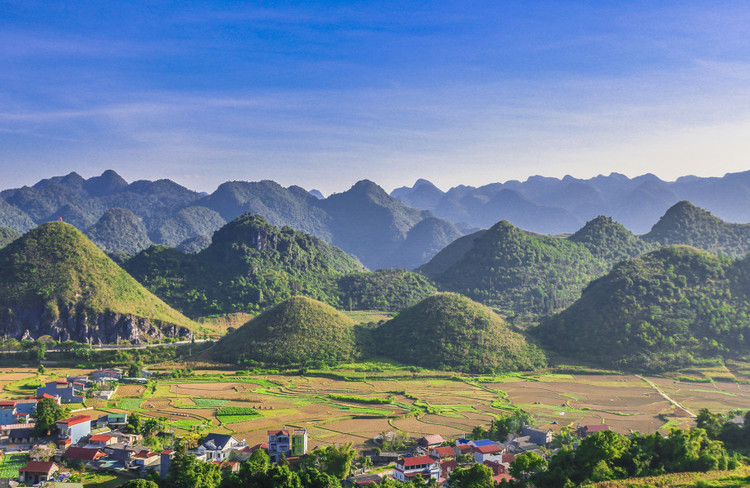 Cao nguyên đá Đồng Văn có diện tích 2.356 km2 trải rộng trên bốn huyện Quản Bạ, Yên Minh, Đồng Văn, Mèo Vạc. Nằm ở độ cao trung bình khoảng 1.400 - 1.600 m, cao nguyên đá vẫn còn lưu giữ những dấu tích từ hoạt động kiến tạo của vỏ trái đất hàng chục triệu năm trước. Ảnh Xuân Phương