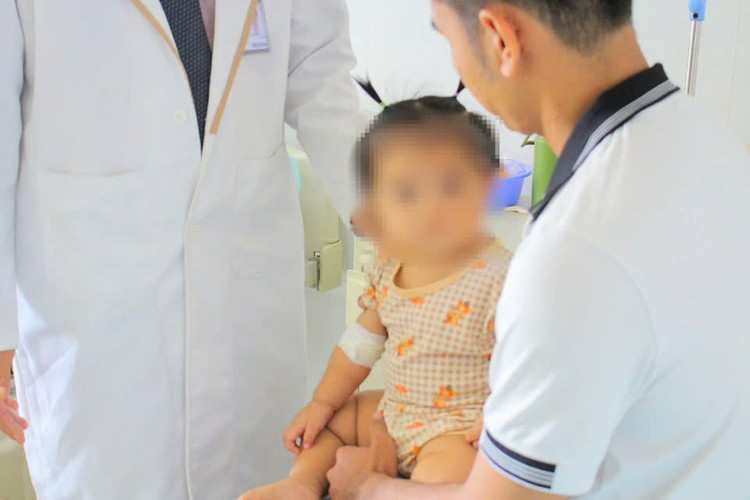 Bác sĩ thăm khám bệnh nhi sau khi điều trị tích cực. Ảnh BVCC