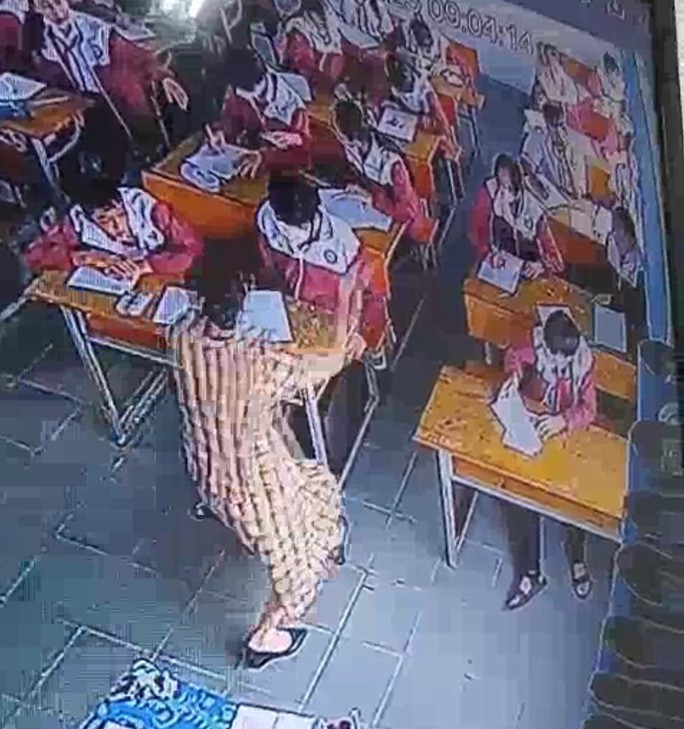 Cô giáo chạy xuống tát 2 cái vào mặt học sinh. Ảnh cắt từ clip