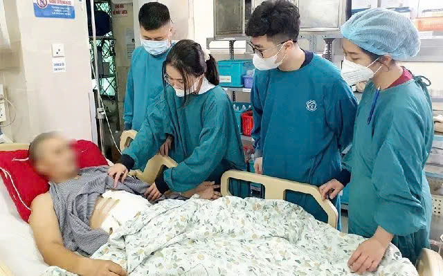 Sau mổ, bệnh nhân được các bác sĩ chăm sóc tỉ mỉ mới có thể hồi phục. Ảnh Sức khỏe và Đời sống