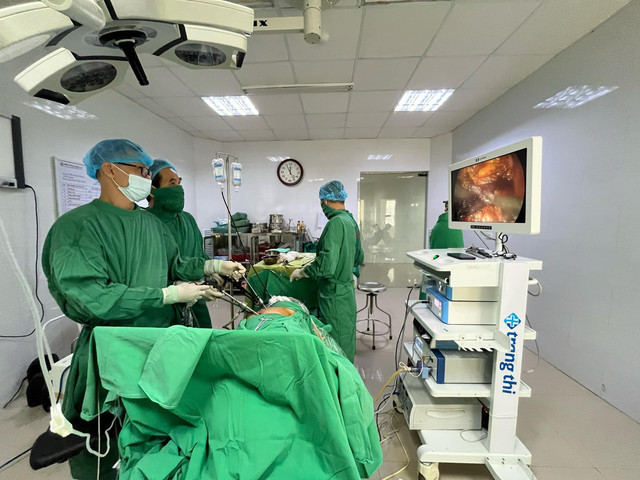 Ekip cắt bỏ hoàn toàn thận phải của nam bệnh nhân.. Ảnh SK&amp;ĐS