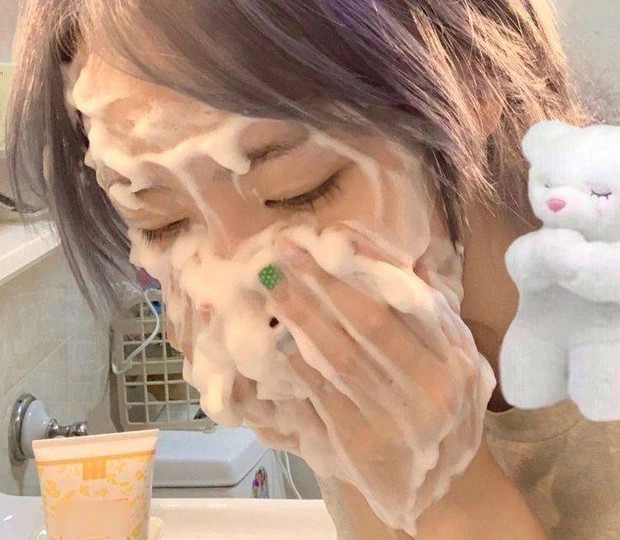 Sai lầm phổ biến khi rửa mặt khiến nếp nhăn ùn ùn kéo đến ảnh 1