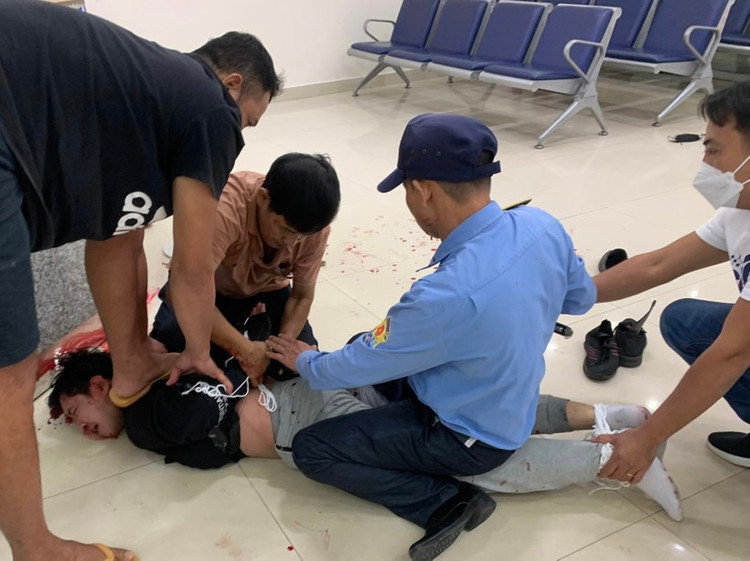 Đối tượng bị bảo vệ khống chế. Ảnh Danviet