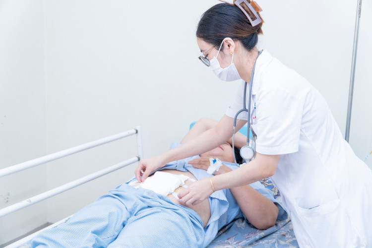 Bệnh nhân được chăm sóc sau phẫu thuật. Ảnh BVCC