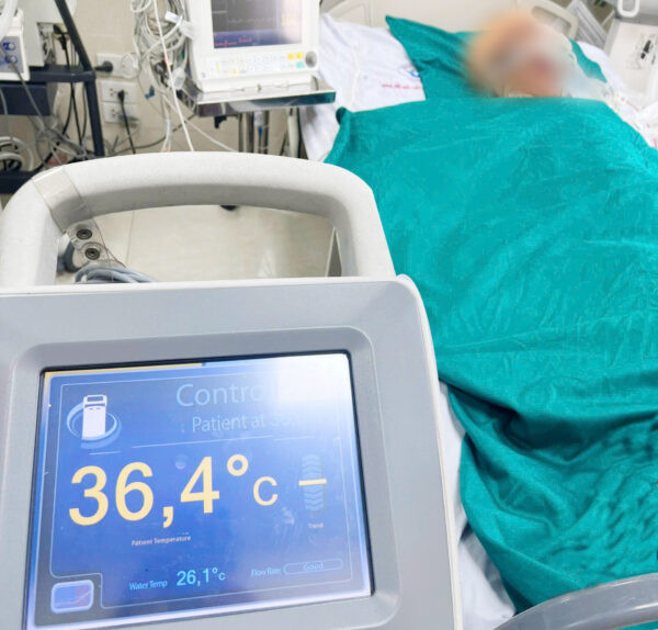 Người bệnh được điều trị bằng kĩ thuật Hạ thân nhiệt chỉ huy theo đích. Ảnh BVCC Người bệnh được điều trị bằng kĩ thuật Hạ thân nhiệt chỉ huy theo đích. Ảnh BVCC
