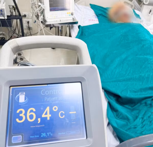 Người bệnh được điều trị bằng kĩ thuật Hạ thân nhiệt chỉ huy theo đích. Ảnh BVCC