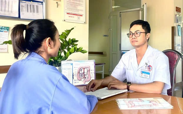 Ths.Bs. Phạm Đức Tuấn – Khoa Phẫu trị - Xạ trị &amp; Y học hạt nhân tư vấn điều trị cho người bệnh T.T.T.H. Ảnh BVCC