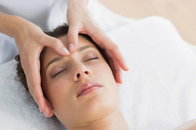 Bấm huyệt massage là cách trị đau đầu truyền thống được hầu hết mọi người áp dụng nhằm giải tỏa cảm giác khó chịu, bực bội do cơn đau nhức đầu gây ra. Ảnh minh họa