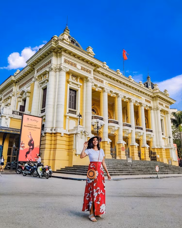 Đây là công trình do Pháp xây dựng theo phong cách kiến trúc Gothic trung cổ châu Âu với những bức tường xây cao, có mái vòm và nhiều cửa sổ. Ảnh Vinpearl