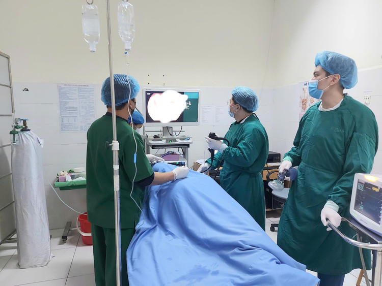 BS.CKII Bùi Mạnh Cường - Trưởng khoa Thăm dò chức năng cùng kíp trực nội soi can thiệp cầm máu dạ dày cho người bệnh. Ảnh BVCC