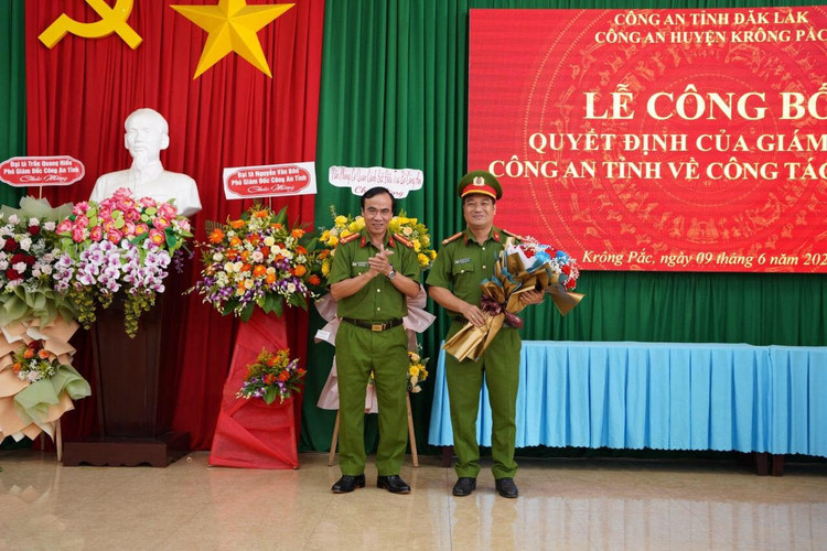 Đại tá Nguyễn Văn Bôn, Phó Bí thư Đảng uỷ, Phó Giám đốc Công an tỉnh tặng hoa chúc mừng Thượng tá Nguyễn Duy Lộc.