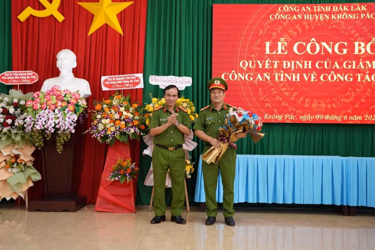 Đại tá Nguyễn Văn Bôn, Phó Bí thư Đảng uỷ, Phó Giám đốc Công an tỉnh tặng hoa chúc mừng Thượng tá Nguyễn Duy Lộc.